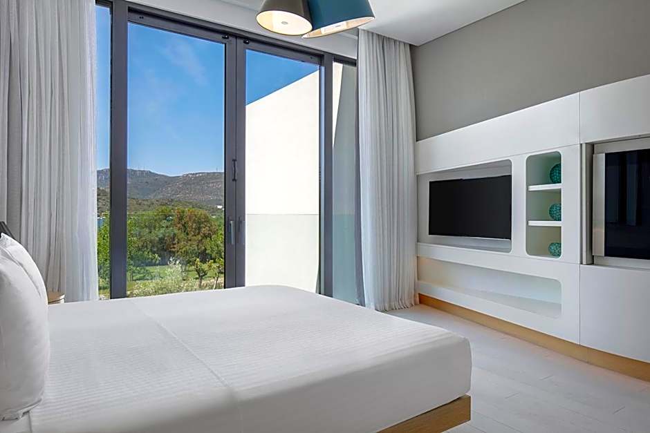 Photo 1 of 2 of Deluxe 1 King Bed, Partial Sea View, Terrace