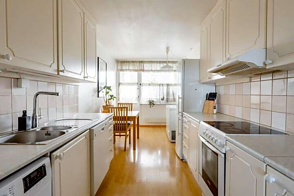 Calm and tidy room in apartment, 14min train ride to city center