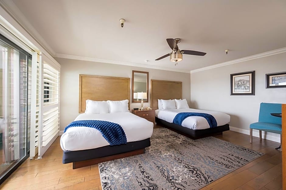 456 Embarcadero Inn & Suites