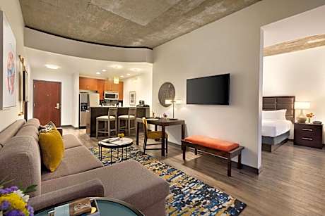 One-Bedroom King Suite with Balcony and Adapted Tub - Mobility and Hearing Accessible