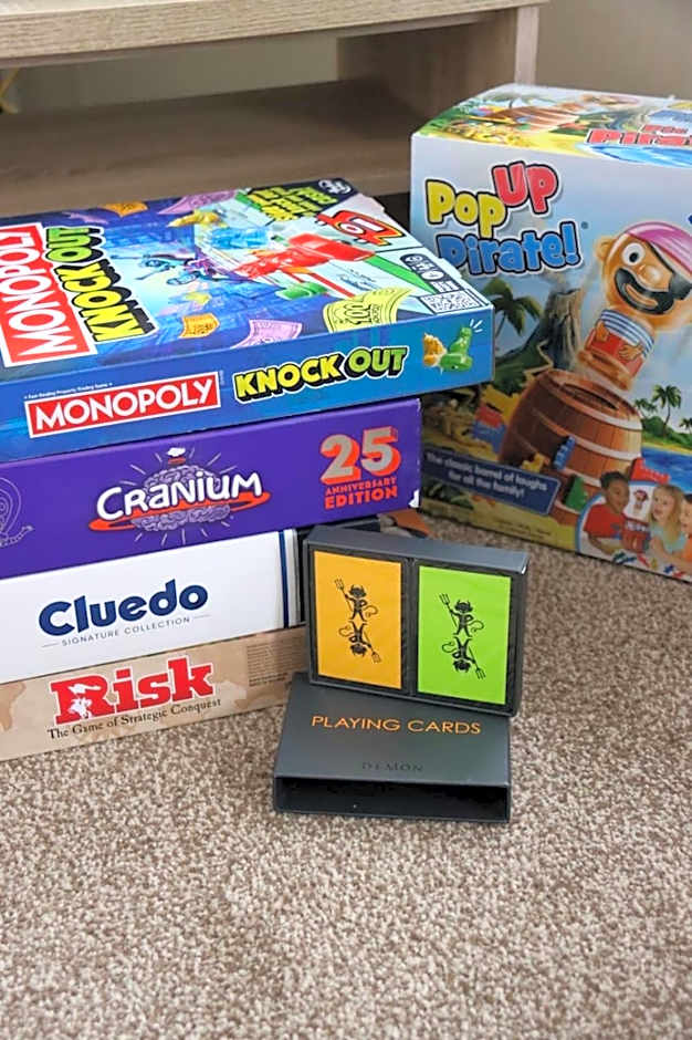 Chic, spacious & fun coastal retreat - family friendly - 3 min walk to beach