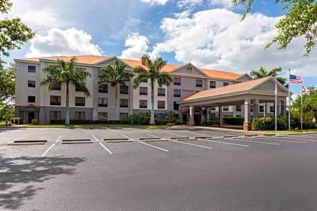 La Quinta Inn & Suites by Wyndham Bonita Springs Naples N.