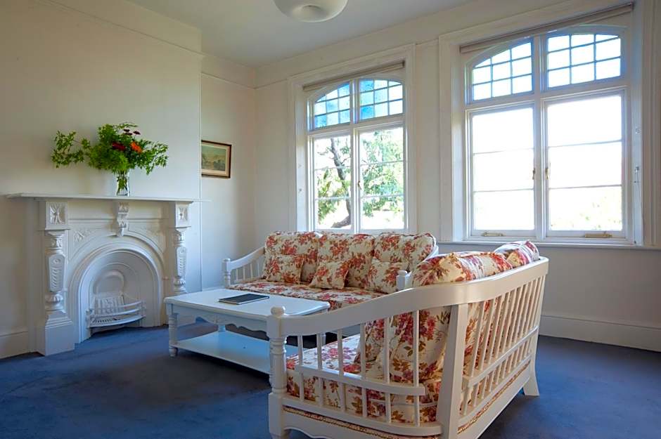 Lowena Cafe and Accommodation