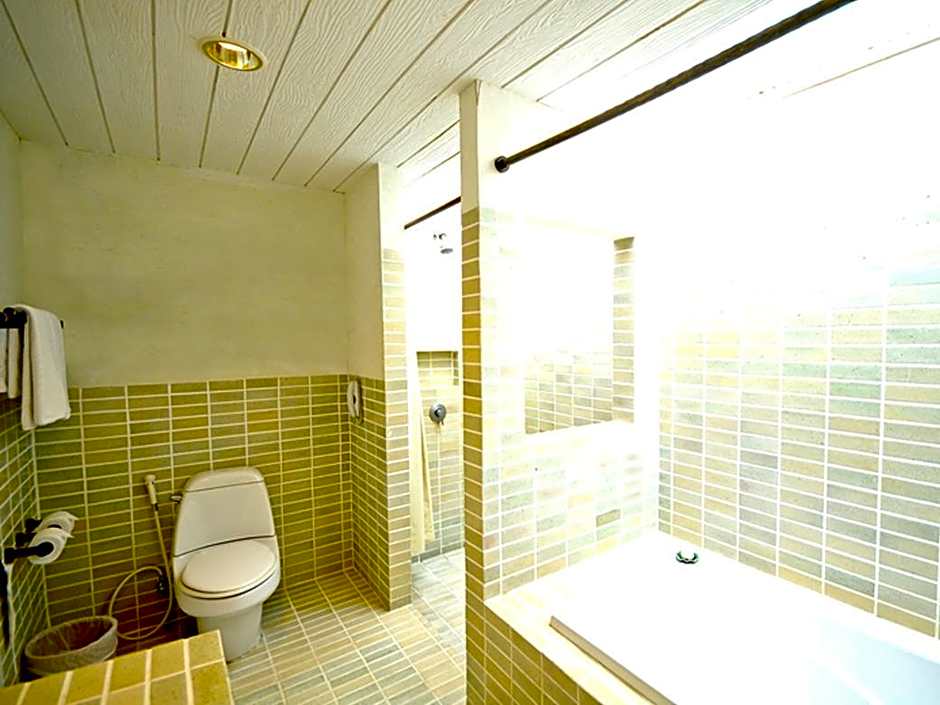 Iyara Beach Hotel and Plaza