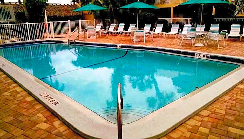 Searenity, Waterside studio in the heart of Treasure Island, walk to beach