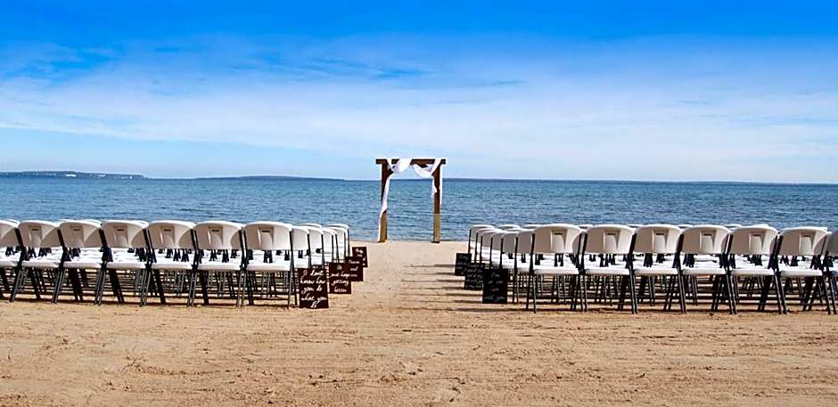 Mackinaw Beach And Bay All Suites Resort