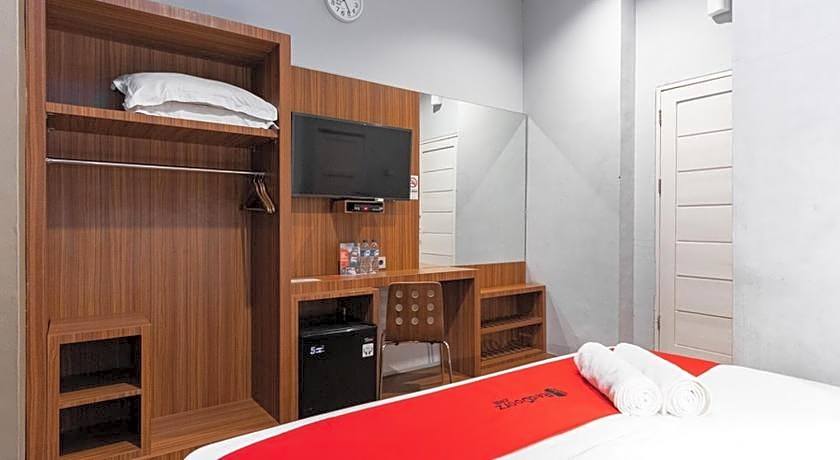 RedDoorz Premium near Centre Point Mall Medan