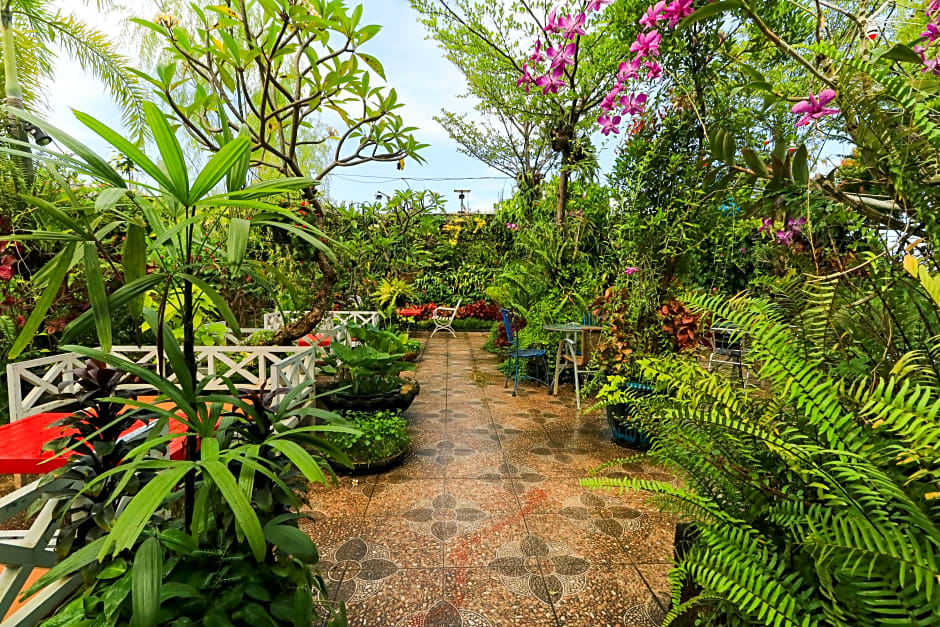Labuana Homestay & Cafe Garden by ZUZU