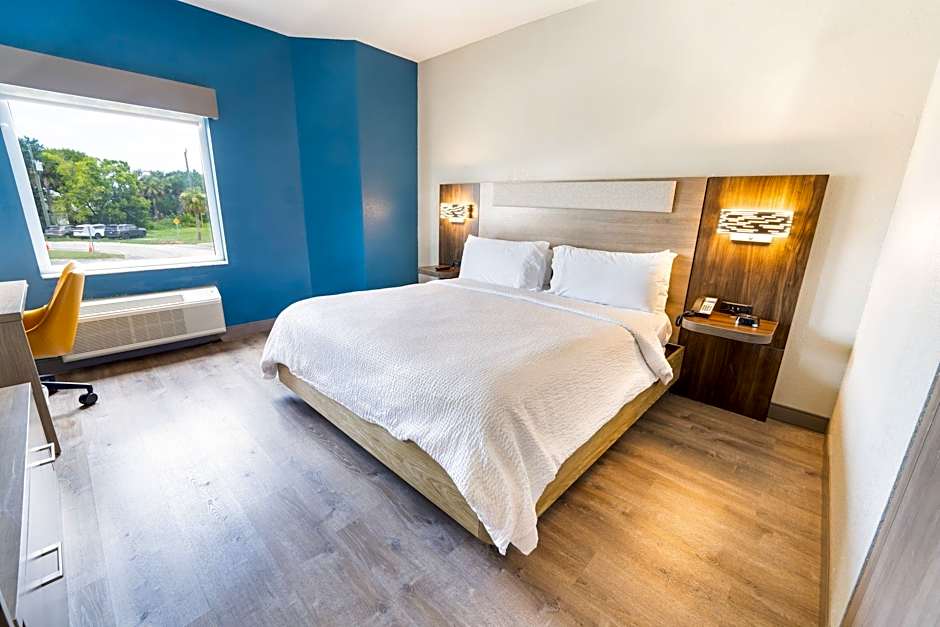 Photo 1 of 9 of Standard 1 King Bed, Accessible, Roll in Shower