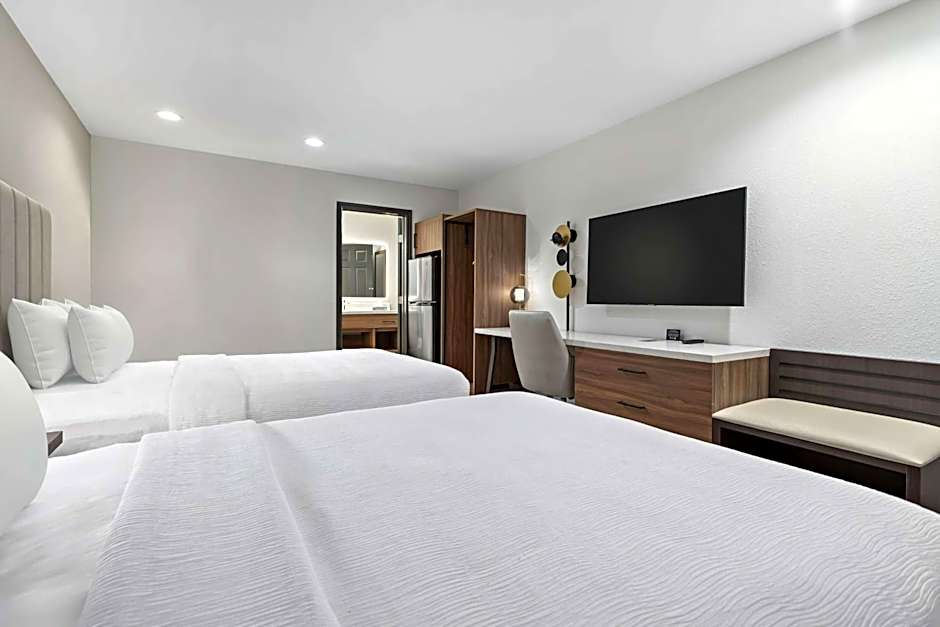 Photo 1 of 13 of Premium 1 Queen Bed and 2 Double Beds