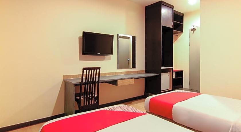 Super OYO 43930 Hotel Esplanade