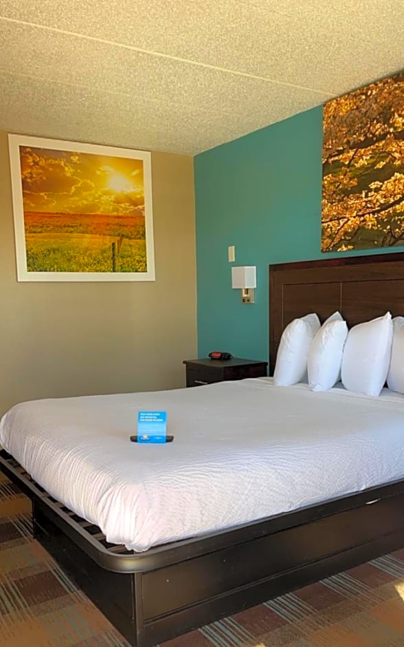 Days Inn & Suites by Wyndham Springfield on I-44