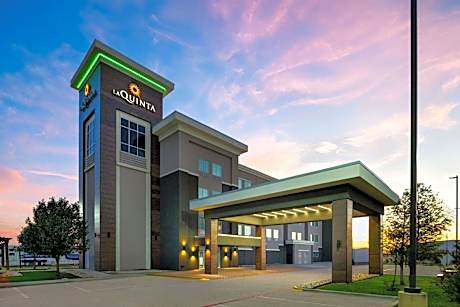 La Quinta Inn & Suites by Wyndham Denton - University Drive