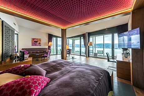 Penthouse Loft with Spa and Lake View
