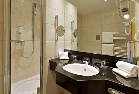 1 Kingsize-Bett - Junior-Suite, Klimatisiert, Balkon, Sofabett, Bluetooth-Lautsprecher, Tablet-Computer