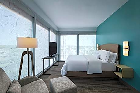 1 Bedroom Suite, 1 King, Sofa bed, Corner room