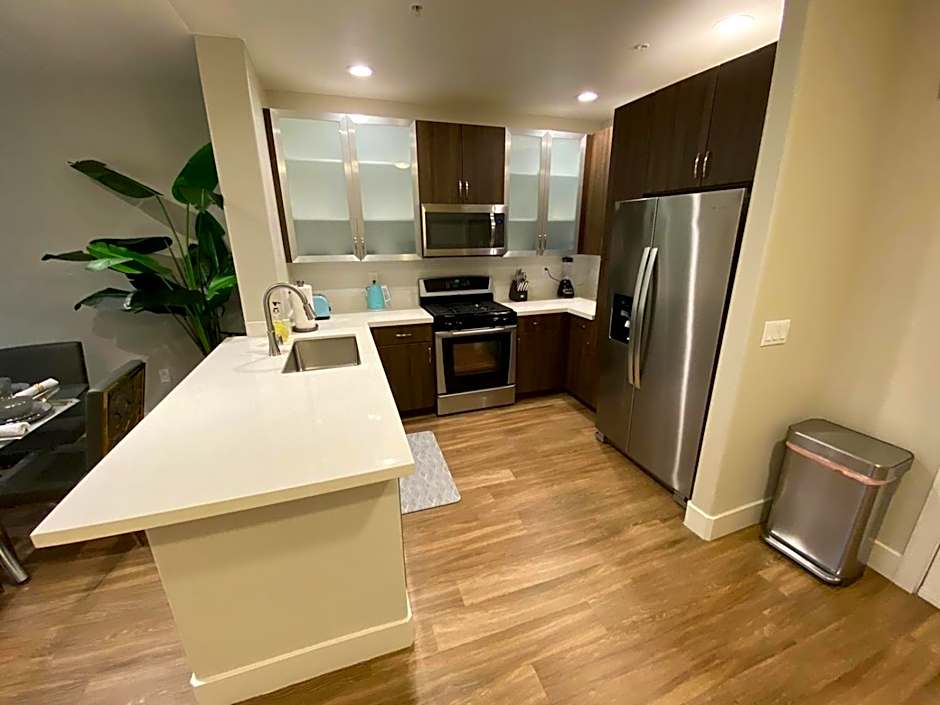 Penthouse One Bedroom Garden View Condo by UCLA