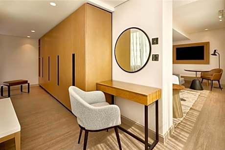 Sheraton Suite, Club lounge access, 1 King, Pool & City view