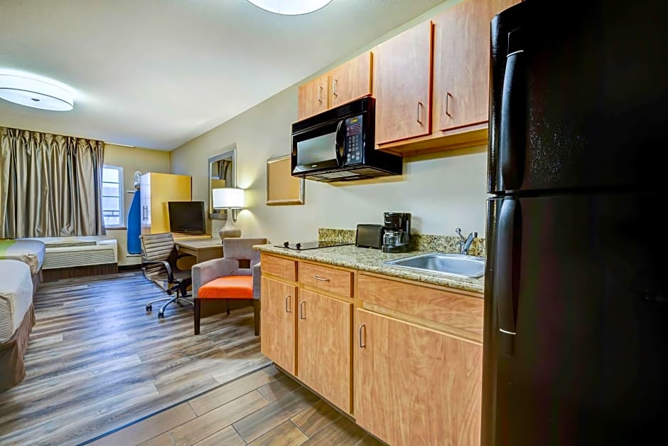 Studio 6 Lenexa - Overland Park