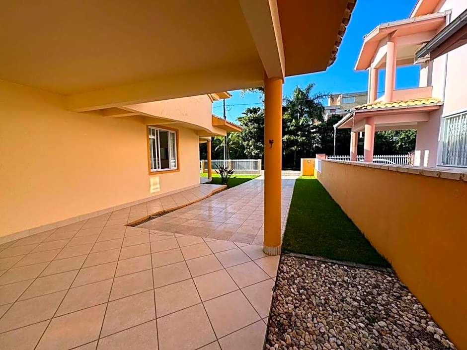 cód 11 - Excelente casa localizada á 180m do mar!