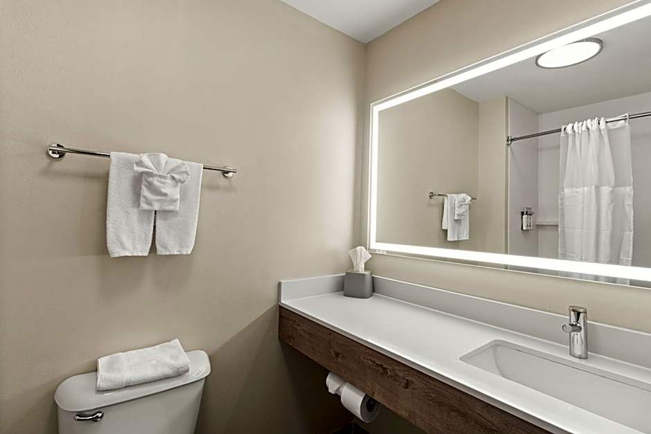 Holiday Inn Express & Suites Fairmont By IHG