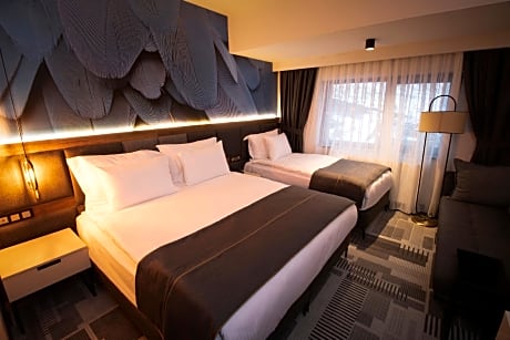 Deluxe Family Suite