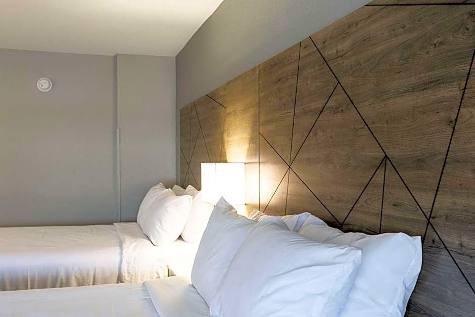 Rodeway Inn & Suites near Outlet Mall - Asheville