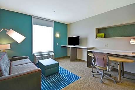 Queen Suite with Roll-In Shower - Mobility Access