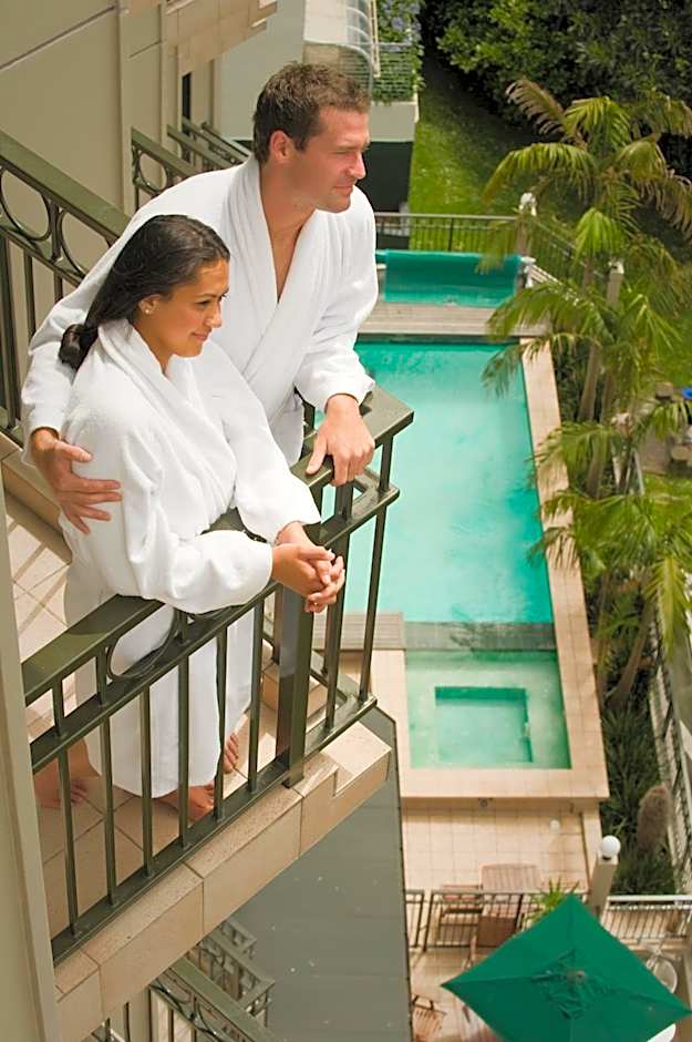 Parkside Hotel & Apartments