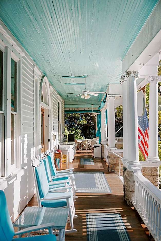 Classic Queen - Curry Mansion with Heated Pool