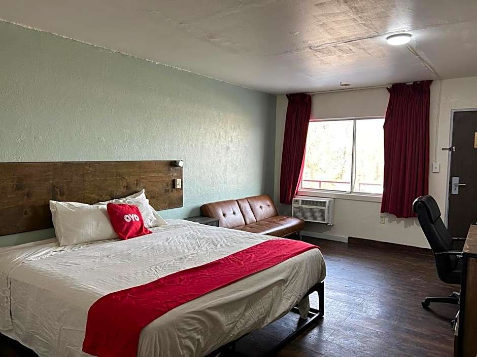 OYO Hotel Downtown Peoria IL I-74