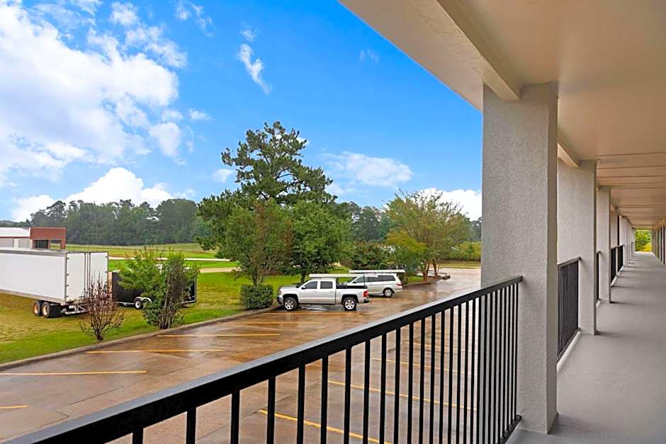 Super 8 by Wyndham Brookhaven