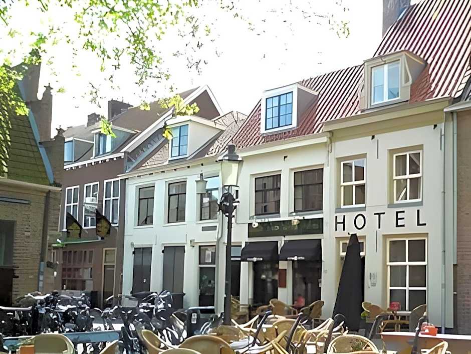 Long John's Pub & Hotel