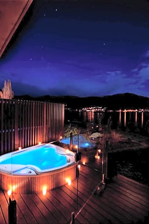 Lake Front King Room with Hot Tub