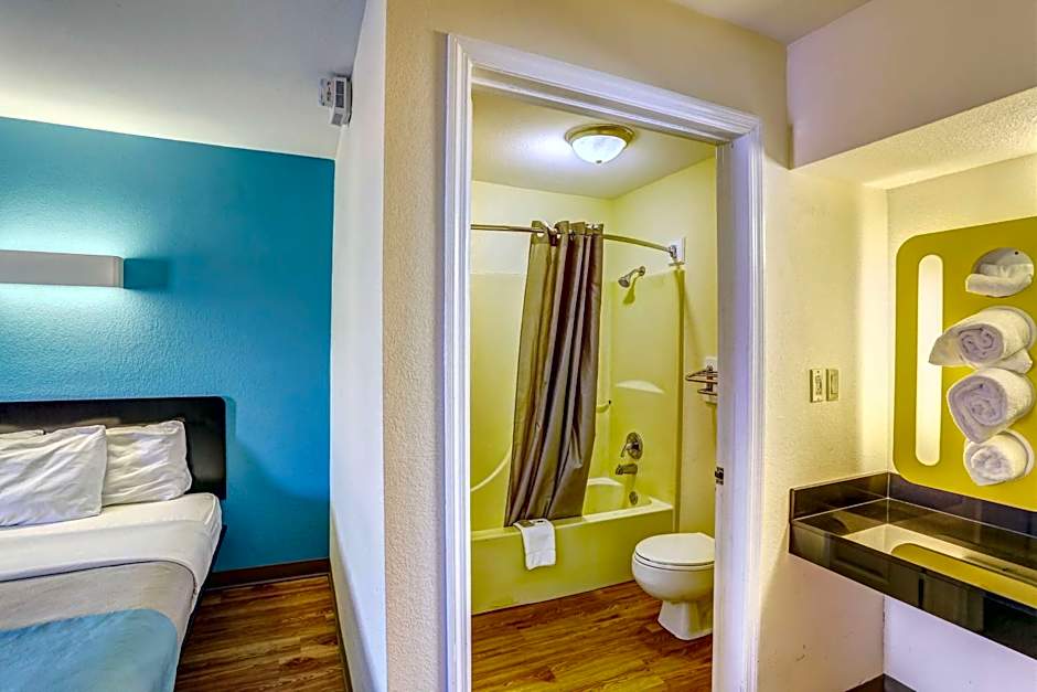 Motel 6-Dickson, TN