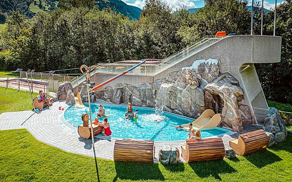Österreichischer Hof-im Bademantel direkt in die Alpentherme