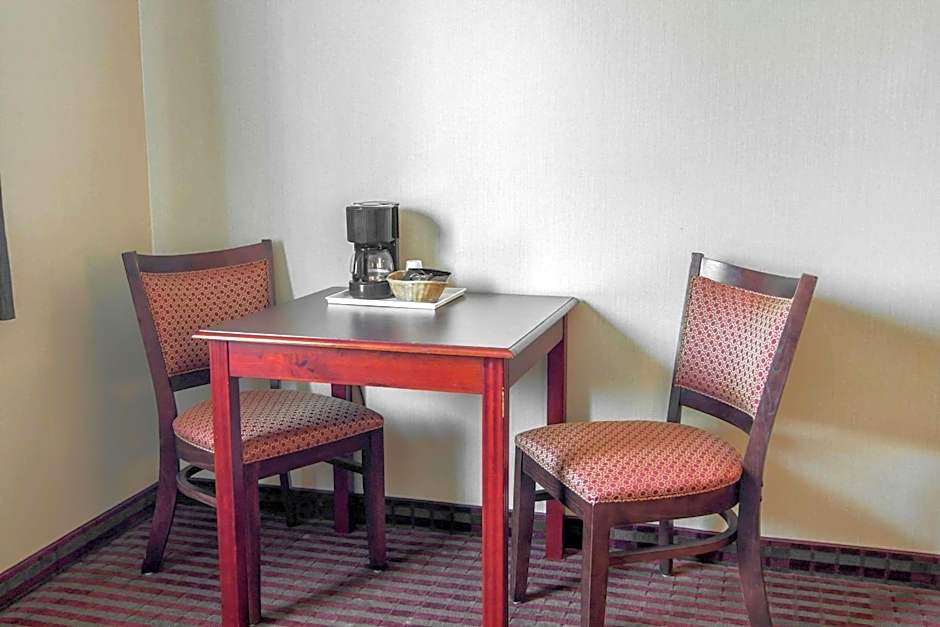 Bridgeway Inn & Suites