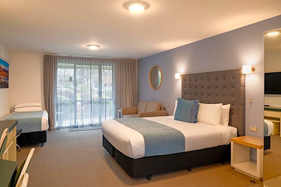 Colonial Manor Motel