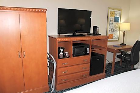 King Room with Adapted Tub - Mobility Accessible