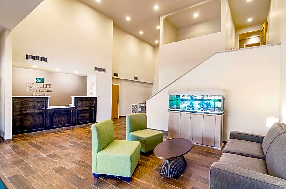 Quality Inn & Suites Near Tanger Outlet Mall