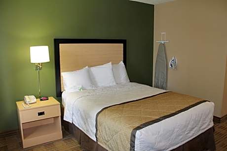 Queen studio with 1 Queen Bed - Disability Access/Non-Smoking
