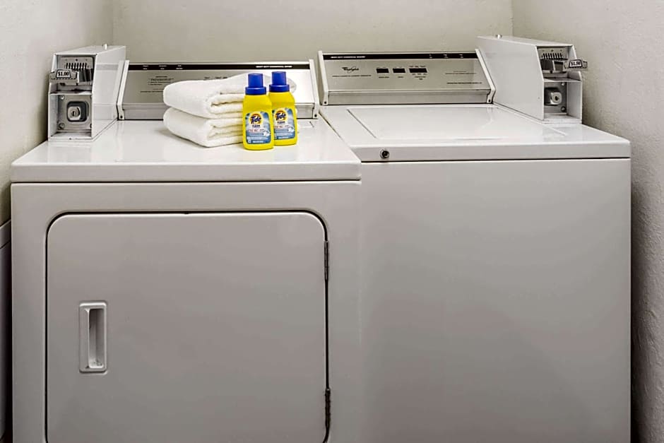 Super 8 by Wyndham Hampton