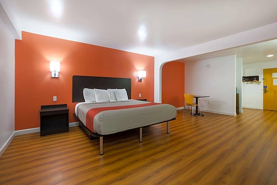 Motel 6-Suwanee, GA - Gwinnett Center