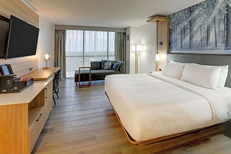 King Room with Adapted Tub - Mobility Accessible