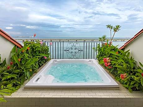 Ocean Front Imperial One Bedroom Suite with One King Bed and Jacuzzi