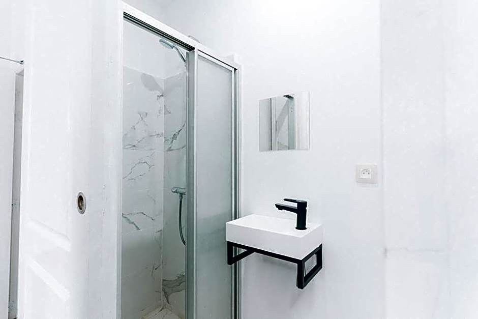 Atomihotel: Contemporary Comfort Steps from the Atomium!