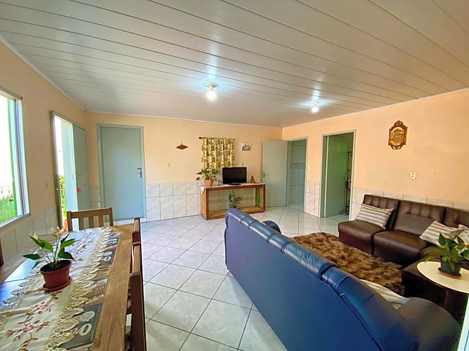 Ambiente ideal para famílias, casa conjulgada com Wi-Fi rápido, cozinha exclusiva e equipada, varanda com churrasqueira - A apenas 1 km da praia e 5 km da charmosa Praia da Vila