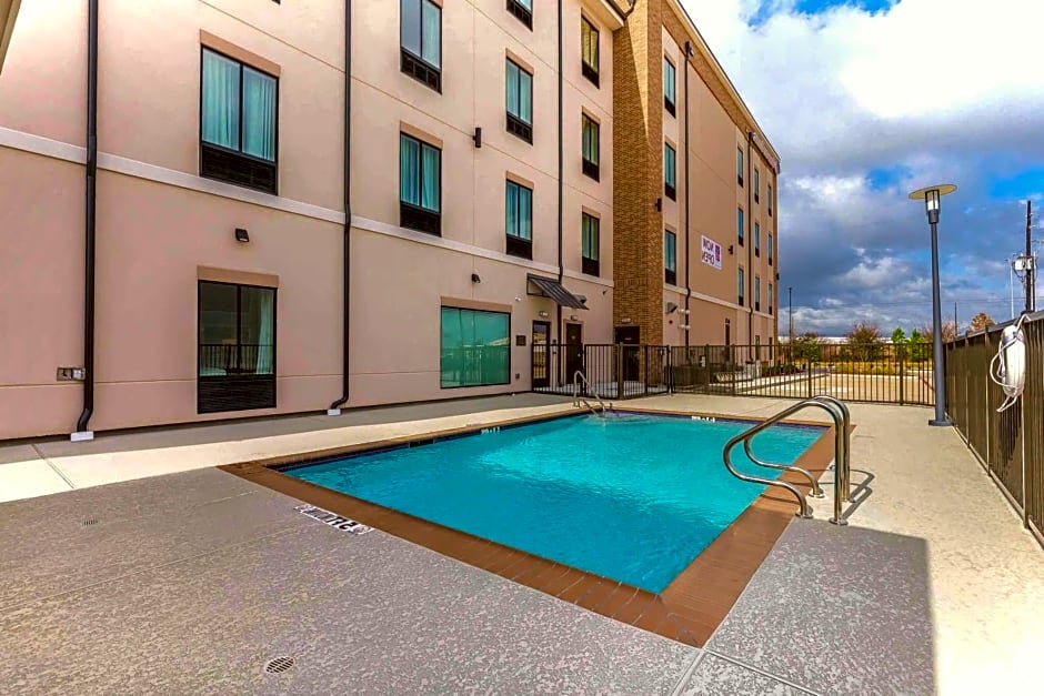 Comfort Suites Near Sam Houston Race Park