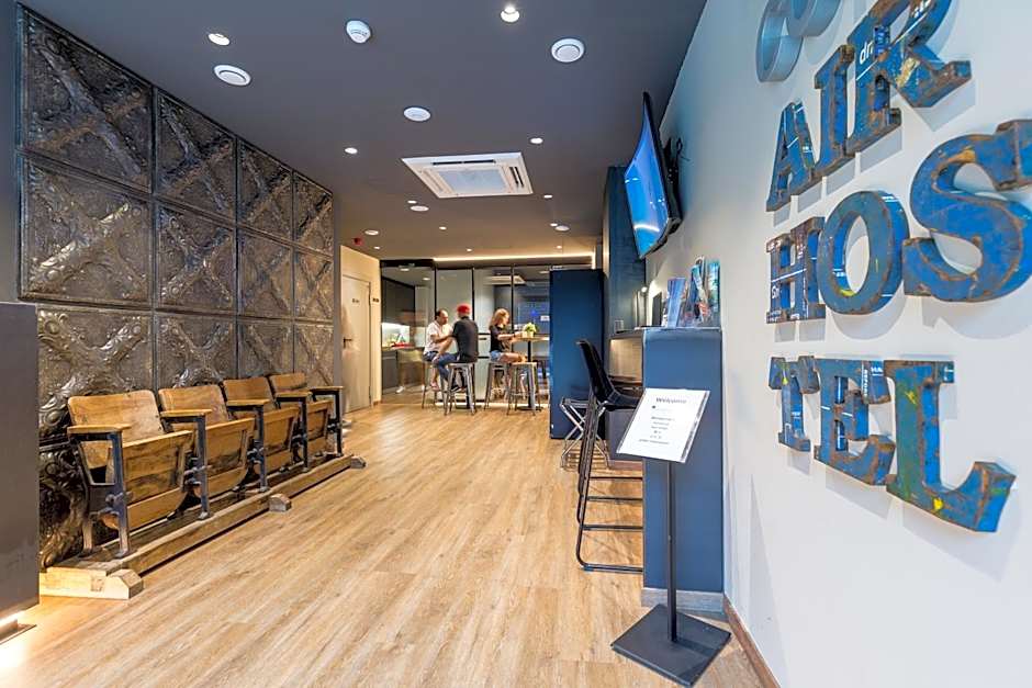 Airhostel Barcelona Airport 24h