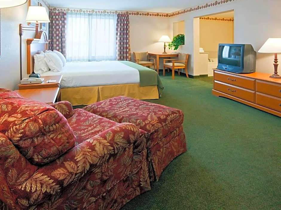 Holiday Inn Express & Suites Winner By IHG